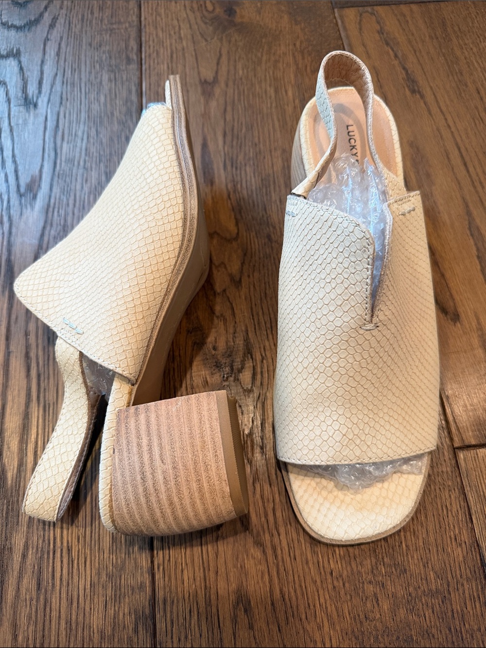 Lucky Brand Beige Textured Slingback Peep-Toe Sandals, size 10 - Picture 2 of 5